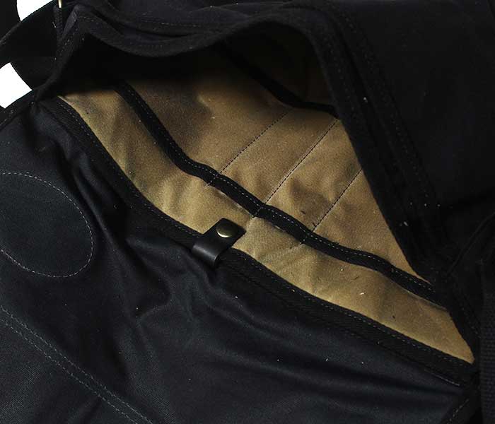 �ե����ȥ�С� FROST RIVER ����ꥫ�� ���������Хå� ''�ץ�ߥ��� ����ꥢ �֥꡼�� ��å��󥸥㡼�Хå�'' �֥�å� ��å����ɥ��åȥ� �Хå� (FR-898N-BLK)